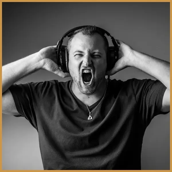Alexandre DAMIANI metteur en scène, formateur voix & éloquence, artiste vocal