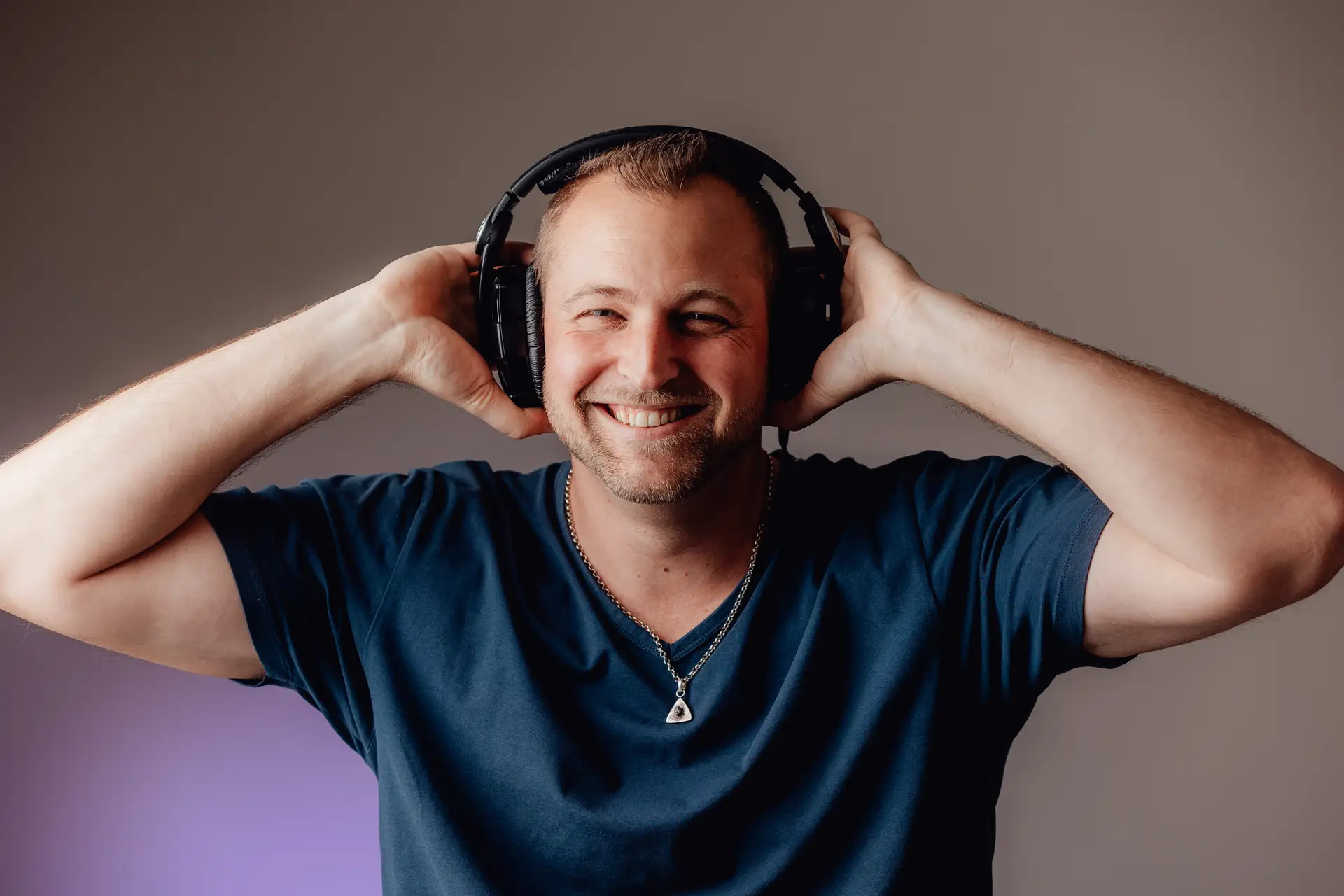 Alexandre Damiani tout sourire qui se tient un casque audio